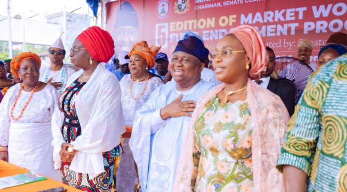 Senator Adeola Yayi Empowers 3,000 Market Men & Women with Business Grants in Ogun Senator Adeola Yayi